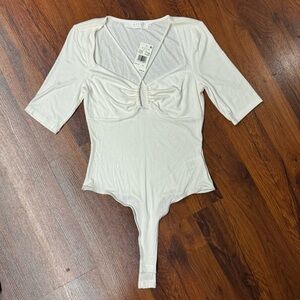ASTR THE LABEL Cream Ruched 3/4 Sleeve Bodysuit